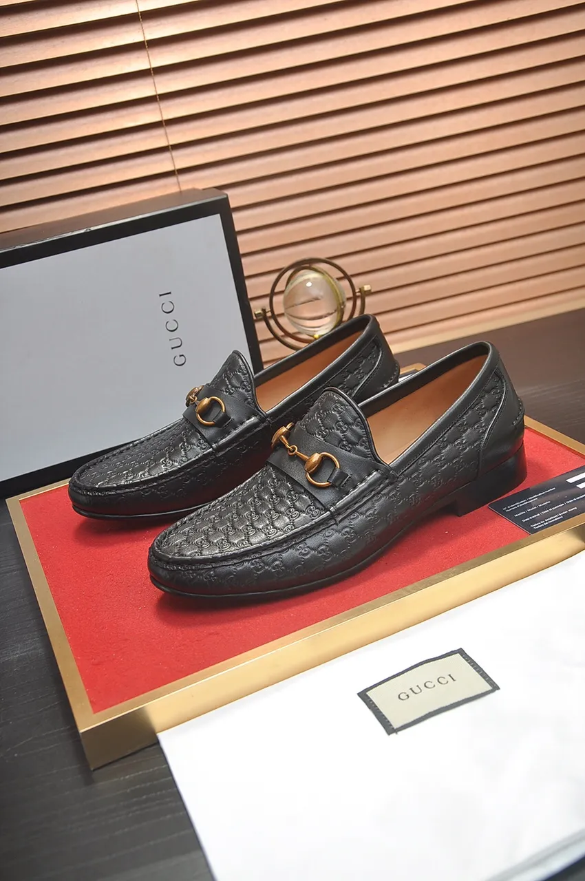 Men's shoes💰500💶Italy's top luxury men's shoe giant (GUCCI) (Gucci) (full cowhide lining) new arrival🍃Original European style🔰 Pleasant to the eye😍In order to make the shoes more durable and non-deformable🌀The production continues to follow traditional methods but there is still no lack of innovation💪Choose original sheepskin for the leather♻️ Smooth and natural And extra bright ⭐Made of imported cowhide, the first choice of rich people 38-45 (45 customized)